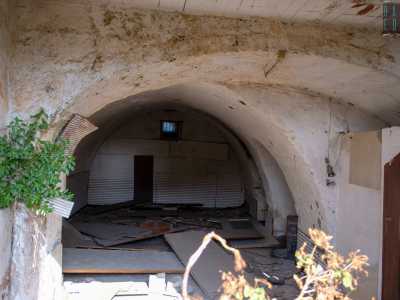 ...alcuni varchi aperti permettono infatti di scrutare al suo interno, rivelando stanze con soffitti a volta...
